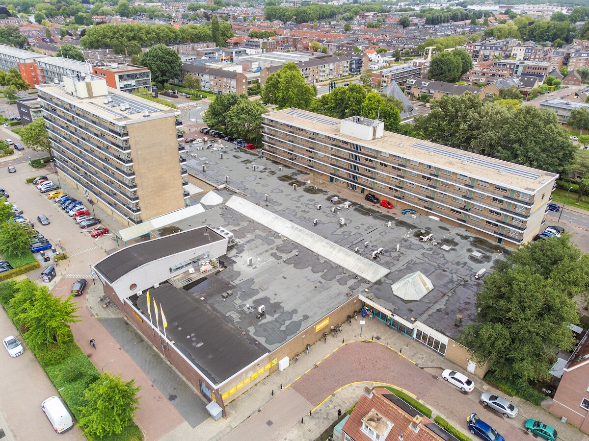 Winkelcentrum Tournoysveld In Woerden In Z N Huidige Staat De Delen Met Het Platte Zwarte Dak Herbergen De Winkels